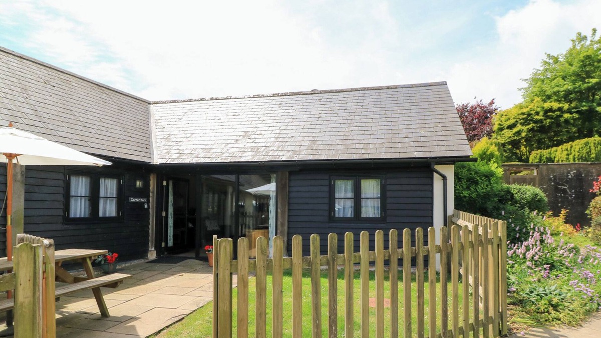 Blandford Forum Cottage | CORNER BARN, pet friendly, with open fire in Winterborne Stickland