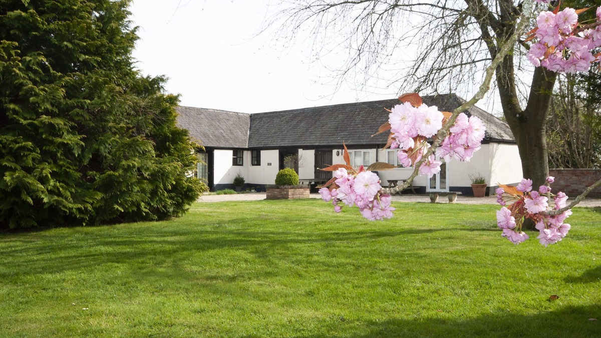 Sedgehill Cottage | CORNER COTTAGE, pet friendly, with a garden in Shaftesbury