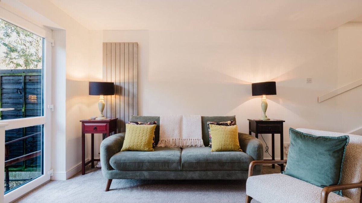 Cheltenham House | Corner House - Bright 2 Bed in Cheltenham