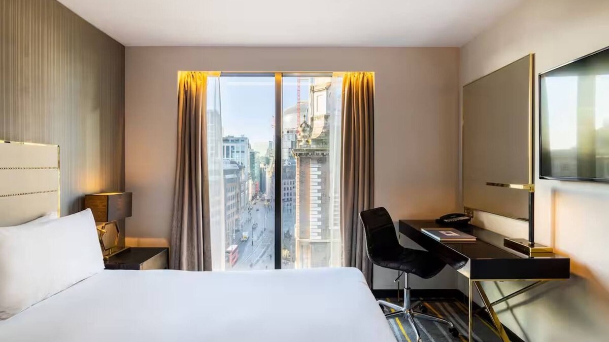 Portsoken Hotel | Corner King Room w/Stunning City Views – Spacious Stay in East London