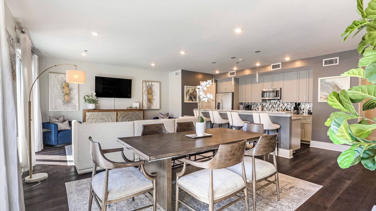 Arts/Warehouse District Condo | Corner Penthouse+Large Private Terrace+Sleeper Sofa