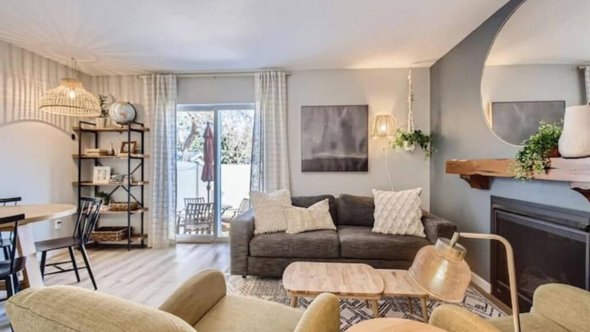Louisville House | Corner Unit 2 BDR/2.5 BA Lafayette Townhome