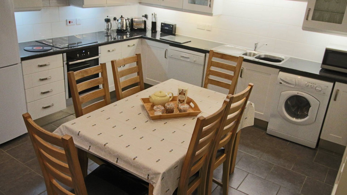 York House | Cornerhouse, a luxury townhouse 15mins walk along the charming river to the city