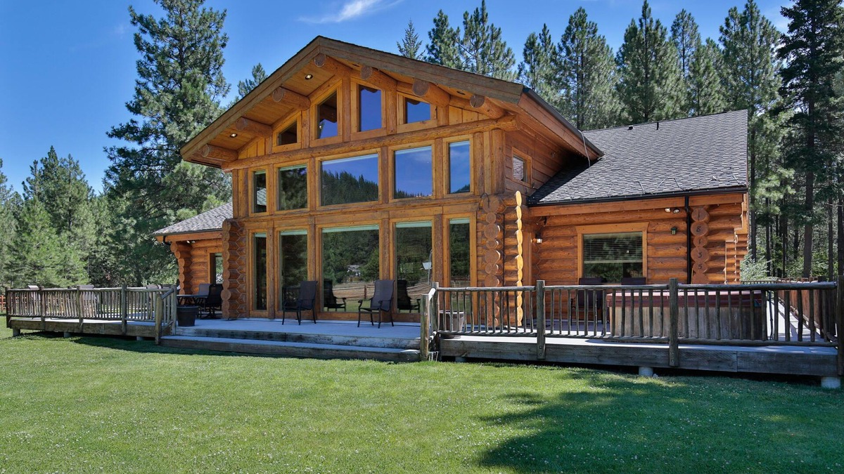 Leavenworth House | Cornerstone ~ Luxurious Log Home ~ Game Room ~ Outdoor Pool ~ Hot Tub