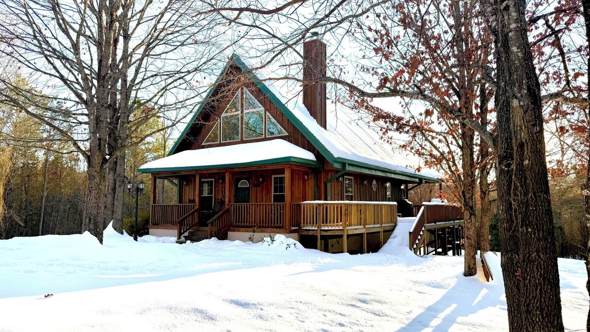Hatfield House | Cornerstone Mountain Retreat -BACK TO SCHOOL SPECIAL! Discount on base rate.