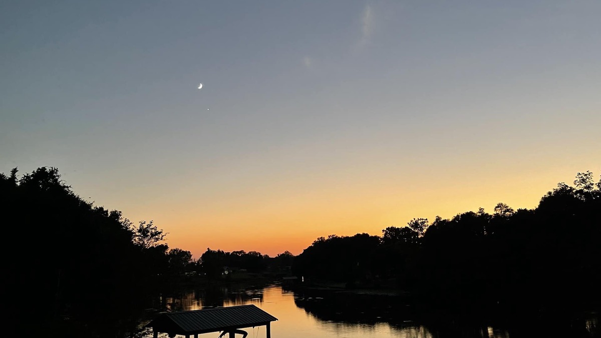 Natchitoches House | Cornfields and Cane - Retreat and relax on beautiful Cane River Lake.