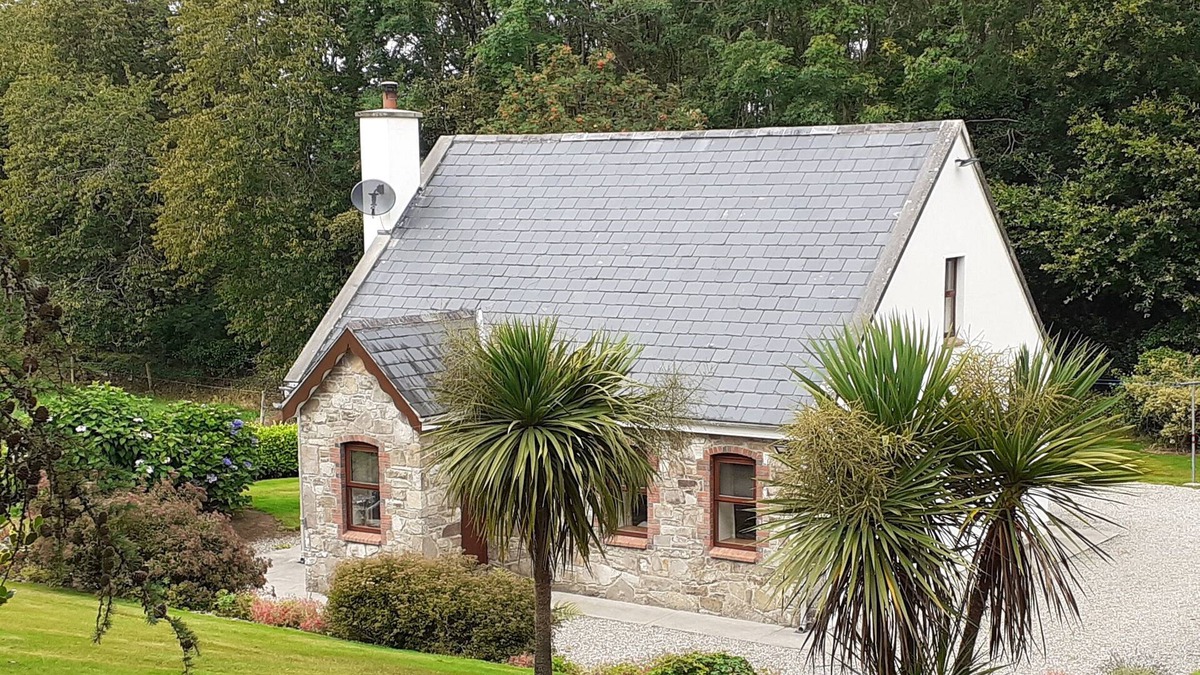 Garrykennedy House | CORNODE COTTAGE, family friendly in Garrykennedy, County Tipperary