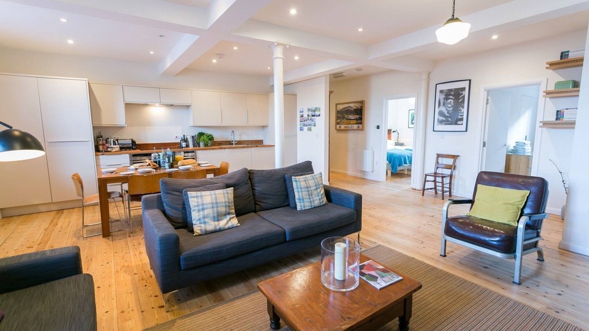 Ty Croes Apartment | Coron - a dog that sleeps 6 guests in 3 bedrooms