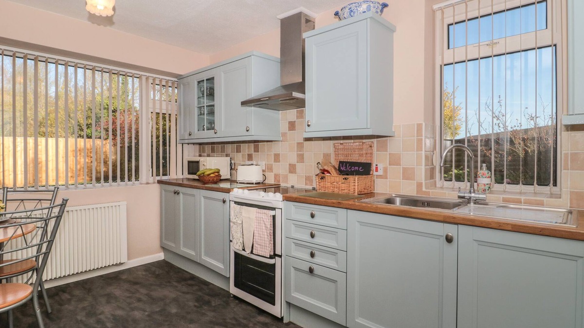 Weston-super-Mare Cottage | CORONATION COTTAGES NO.2, character holiday cottage in North Worle