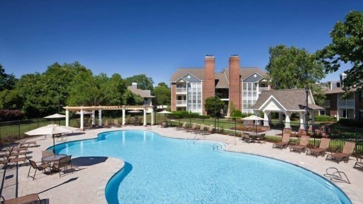 Coliseum Central Apartment | Corporate and Modern 2br suite I Pool I Parking