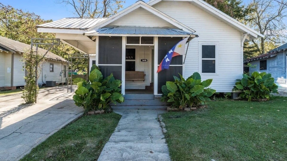 Freetown - Port Rico House | Corporate Comfort in Freetown - Port Rico: Spacious Homes for Work Crews