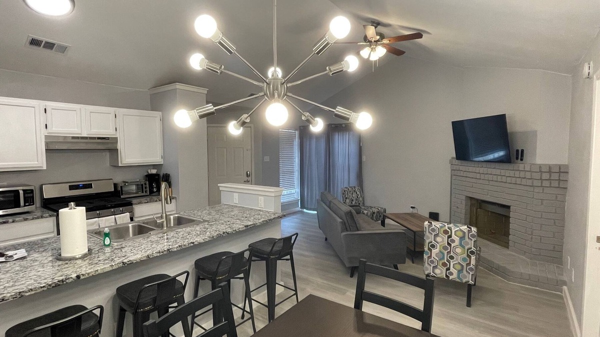 Copperfield House | Corporate Duplex #A - fully remodeled & Furnished