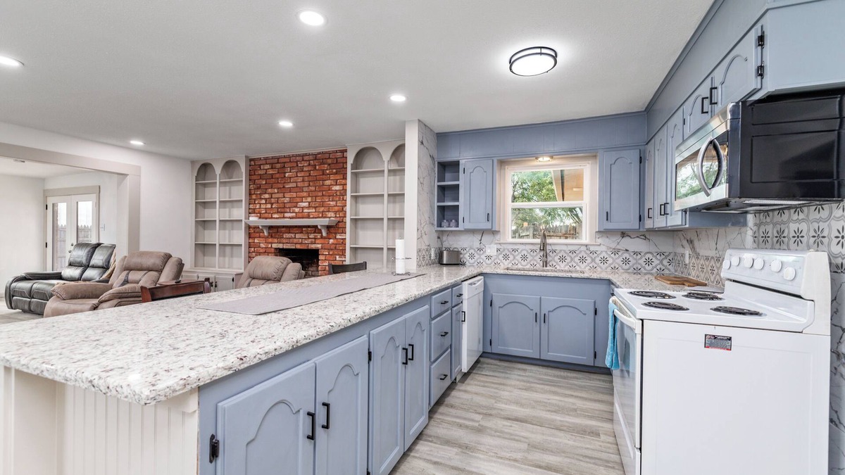 San Angelo House | Corporate stay. Charming 3-bedroom house in San Angelo with AC, WiFi.