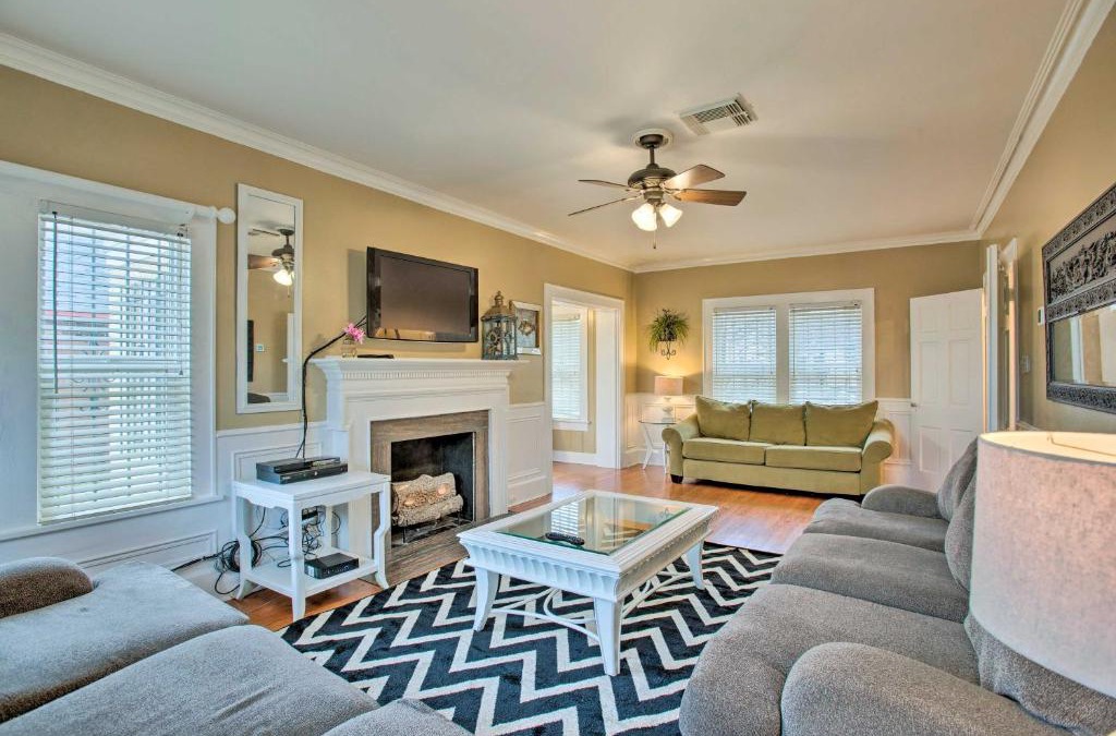 Del Mar House | Corpus Christi Home with Pool and Hot Tub Walk to Bay