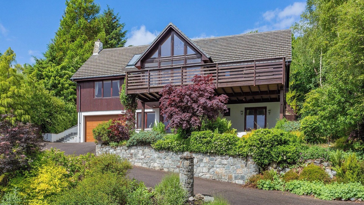 The Braes Cottage | Corrie Burn Villa is located on Braes of Ullapool with spectacular sea views.
