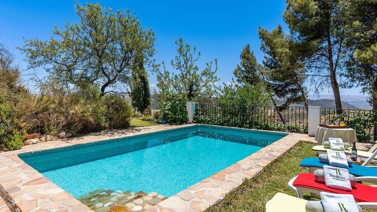 Illora Villa | Cortijo La Alberquilla Íllora by Ruralidays