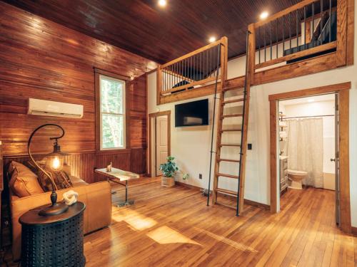 Procious House | Corton Lodge on the Elk River - Bell Tower Suite