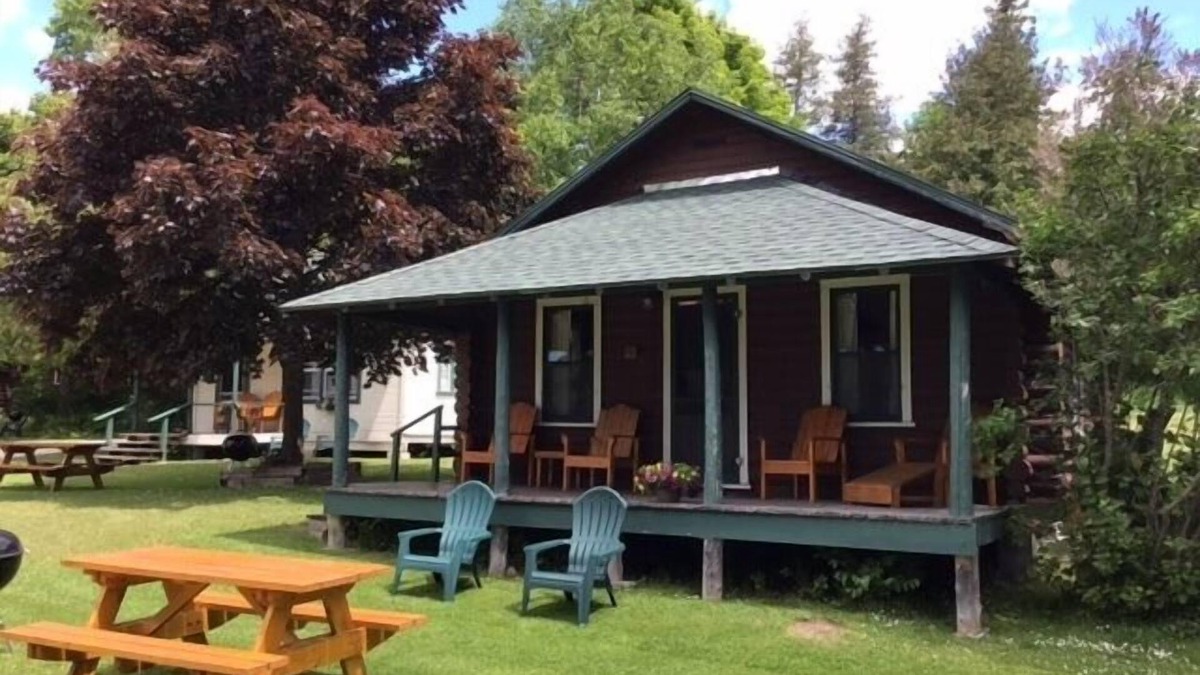 Cedarville Cabin | Coryell Cabin - Les Cheneaux Landing