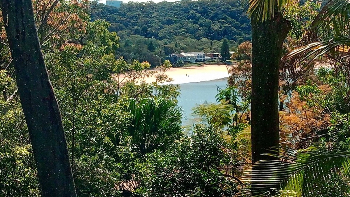 Pearl Beach Apartment | Corymbia -stones throw to pristine waters of Pearl Beach and National park walks