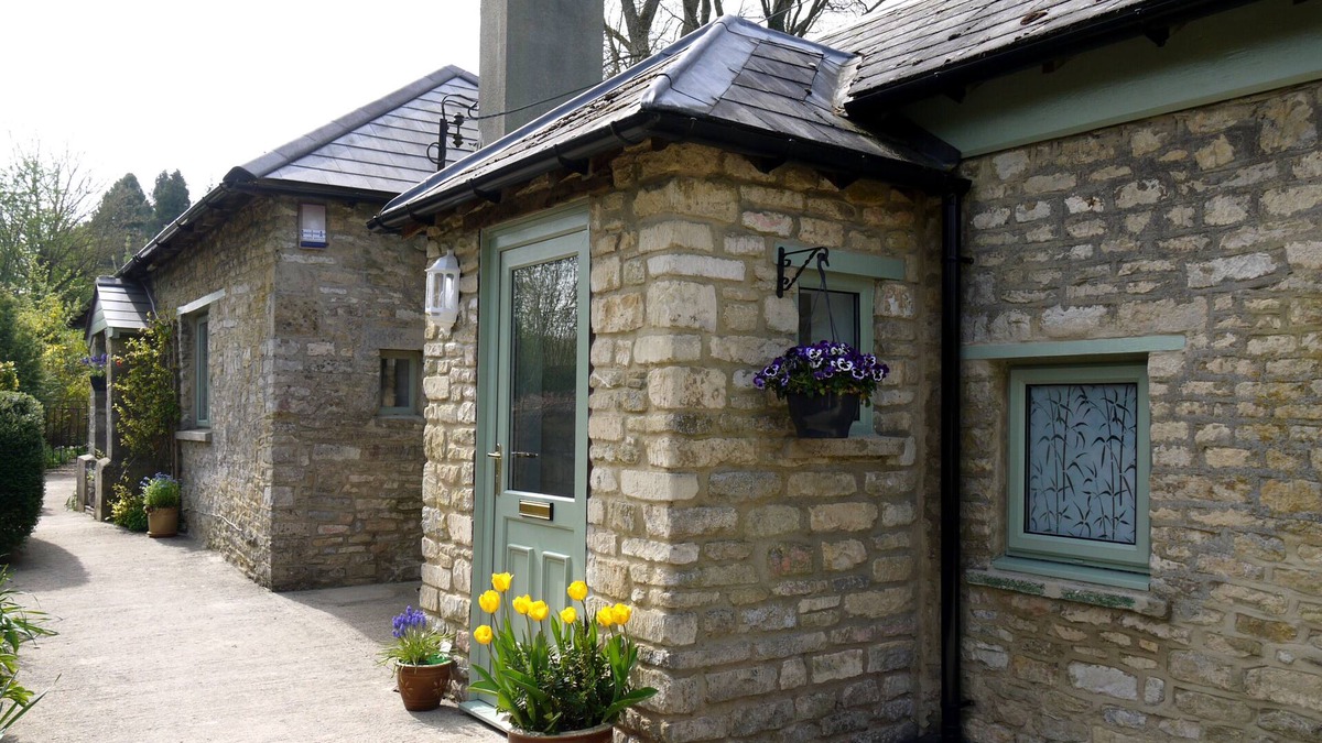 Cirencester Cottage | Cosy Stone Cottage - The Bungalow Perrotts Brook - Detached, parking, wifi.