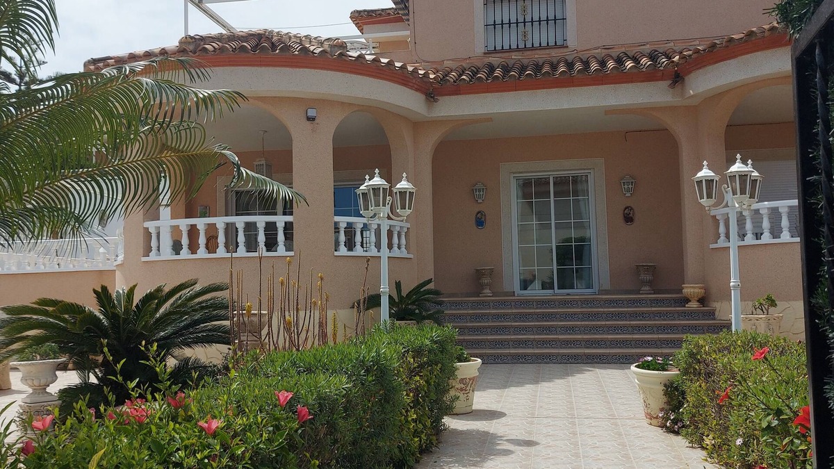 San Miguel de Salinas Villa | Costa Blanca Luxury villa with private pool on exclusive quiet development