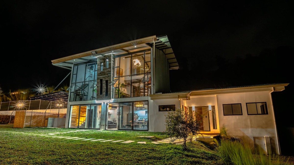 Salitrillos House | Costa Rica mountain retreat with jacuzzi & firepit near San José