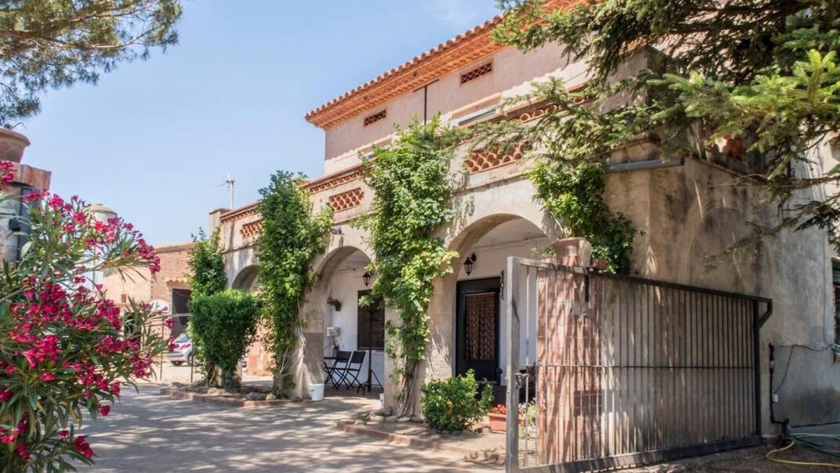 Viladamat Villa | Costabravapartment - Can Roura, 5kms to the beautiful Costa Brava beaches.