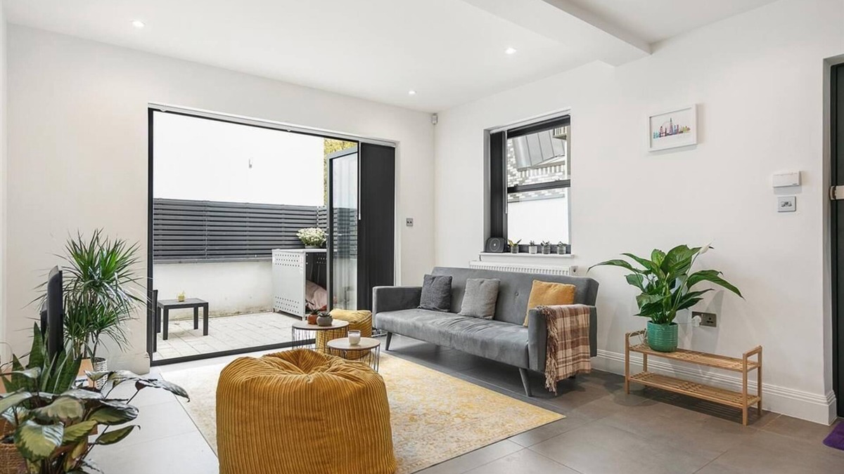 Southfields Apartment | Cosy 1 Bed Beauty with Private Outdoor