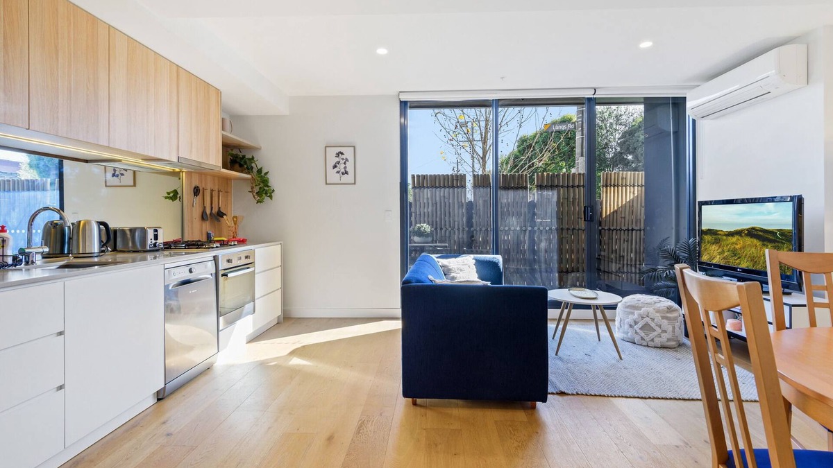 Flemington Apartment | Cosy 1-Bed with Private Balcony By Showgrounds