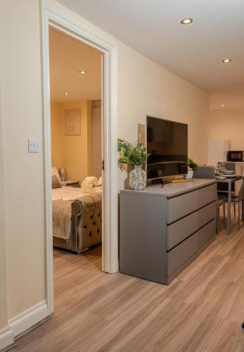 Oakleigh Apartment | Cosy 1 Bedroom Basement Apartment With Private Patio Area