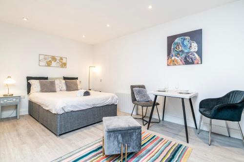 West Hendon Apartment | Cosy 1 Bedroom Studio walking distance to mall with parking available