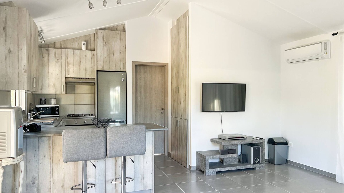 Pareklisia House | Cosy 1 bedroom tiny house with beautiful garden, 8 min from the beach!