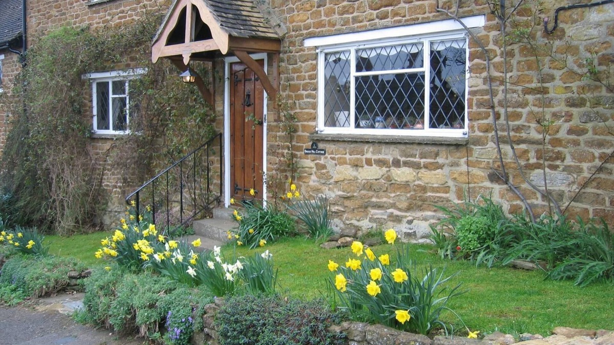 Hook Norton Cottage | Cosy 18th Century Cottage in The Cotswolds. Great for groups and families.