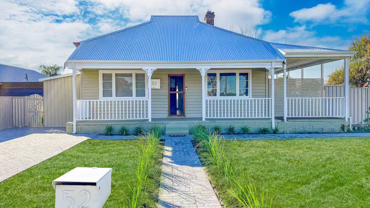 Bassendean House | Cosy 1935 Broadway Cottage Airport/CBD/Train/Cafes/Wineries Nearby
