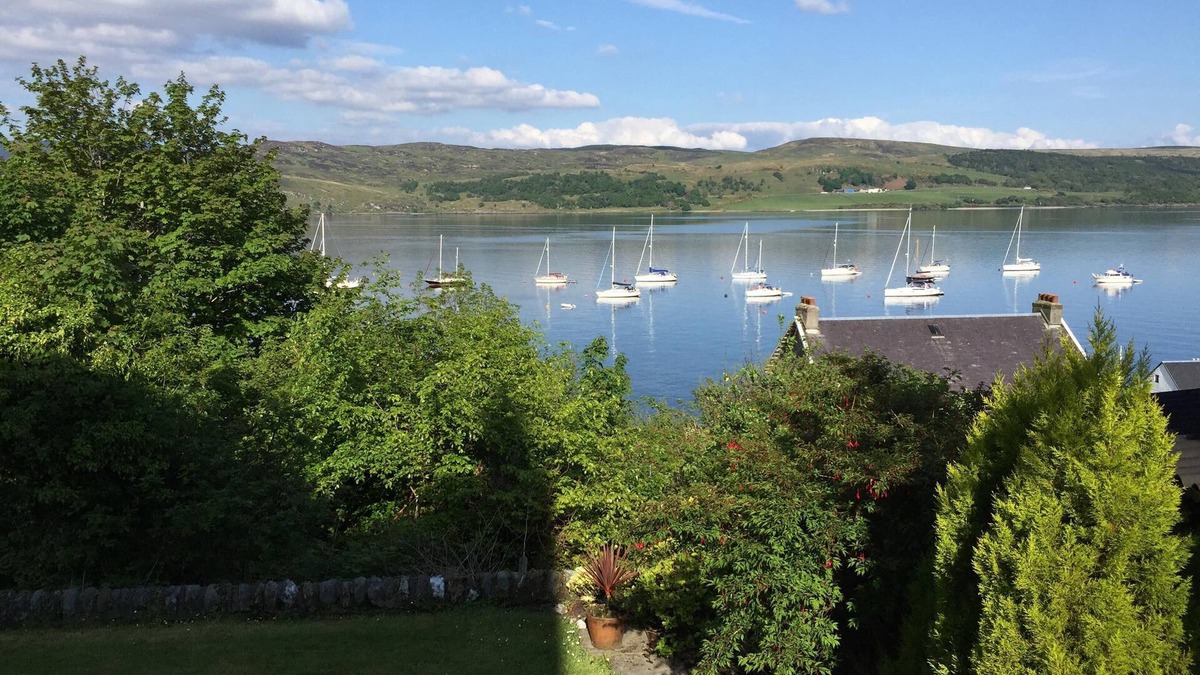 Tighnabruaich Apartment | Cosy 1st floor flat surrounded by communal gardens with seaview of Kyles of Bute