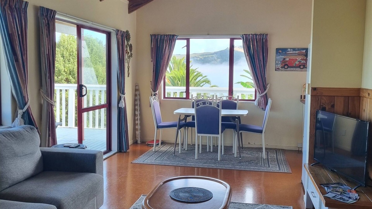 Omapere House | Cosy 2 bed bach - 3 mins walk from beach - can sleep 8!