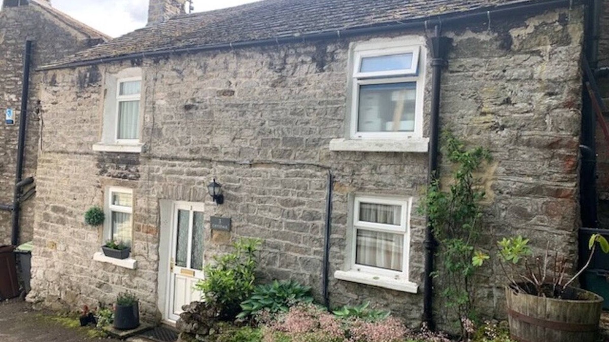 Castleton Cottage | Cosy 2 bed cottage in the heart of Castleton at the bottom of Cavedale walk and Peveril Castle.