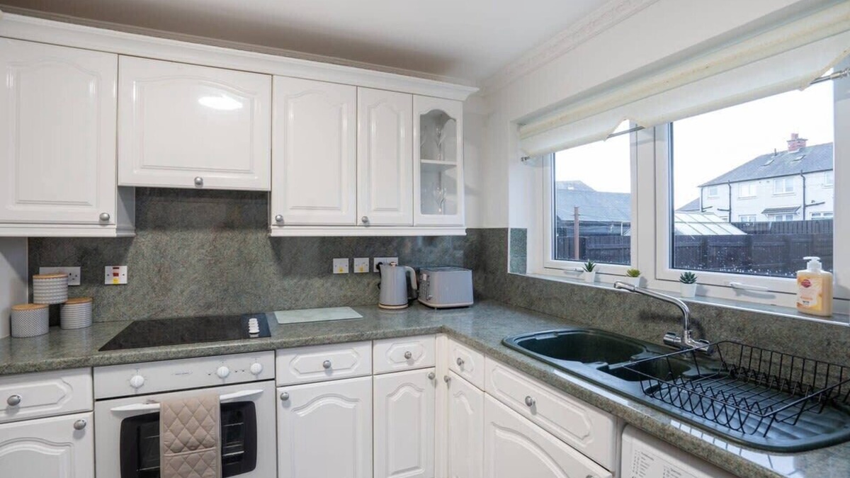 Wishaw House | Cosy 2-Bed Retreat - Free Parking