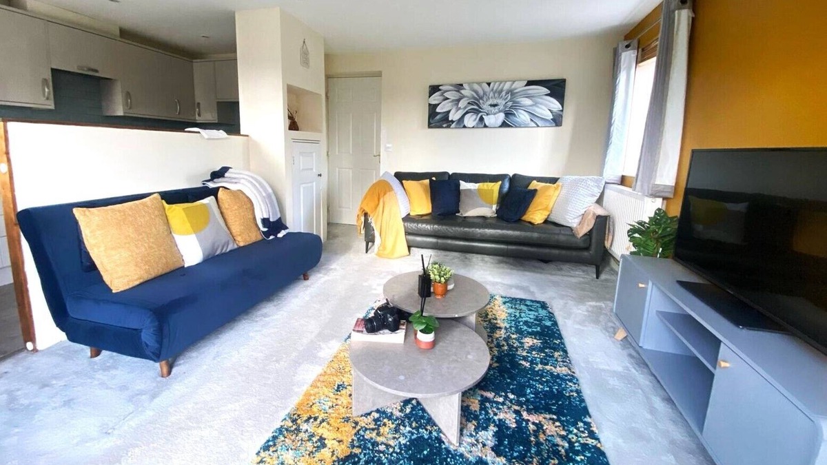 Stevenage Apartment | Cosy 2 Bedroom Apartment in Stevenage SG1 Hertfordshire Free Parking Sleeps 5