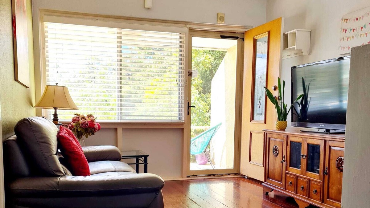 Kensington House | Cosy 2 Bedroom Cottage, enclosed big Backyard for Kids 👨‍👨‍👦 & FurKid 🐶