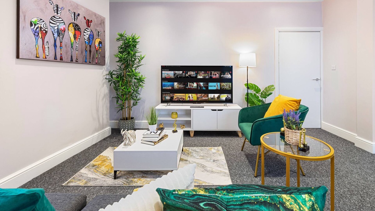 High Barnet Apartment | Cosy 2-bedroom flat with a king-size bed in London, UK. Close to all airports!