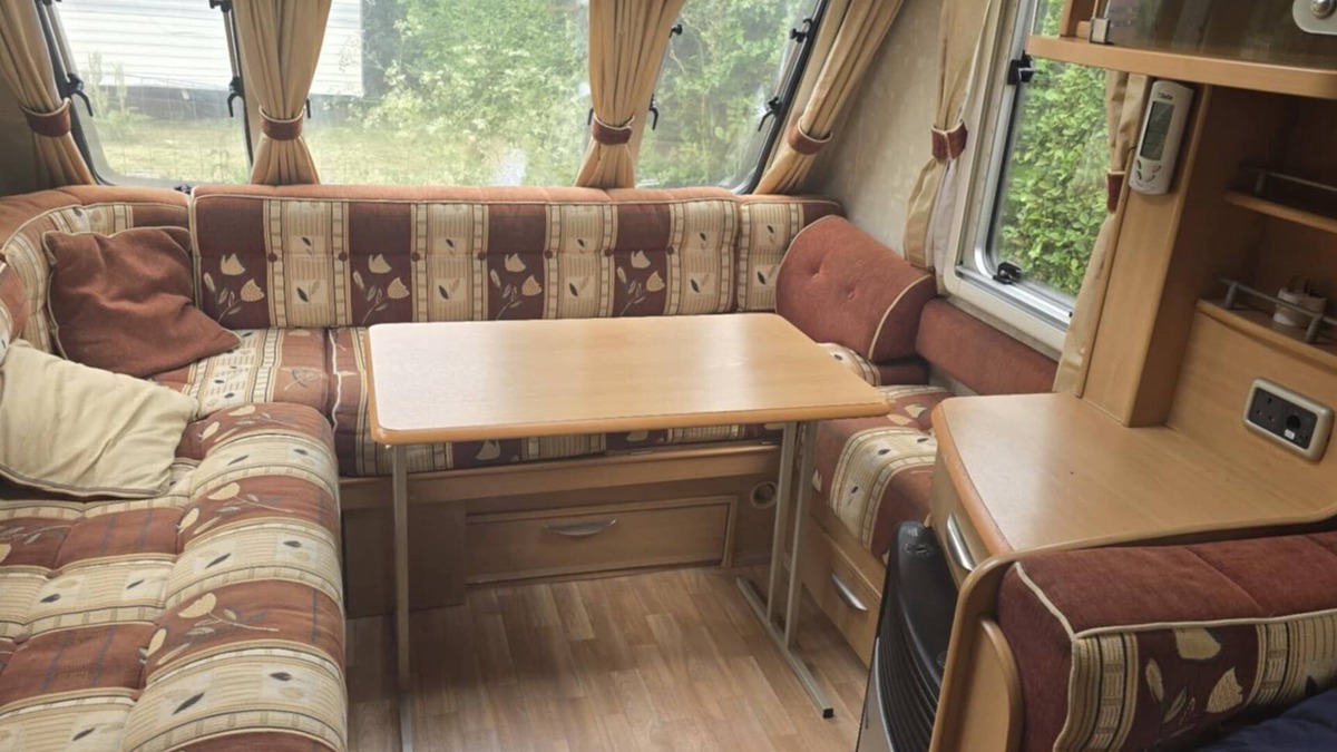Combles House | Cosy 3-bed caravan and a small one in the countryside