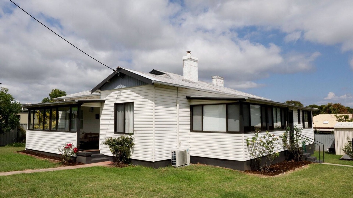 Tenterfield House | Cosy 3-Bed Home with Fireplace & Outdoor BBQ