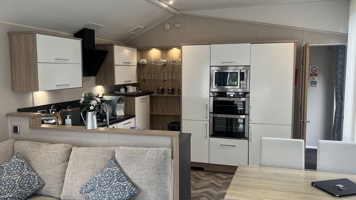 Knott End-on-Sea Cabin | Cosy 3-Bed hot tub Lodge in Pr3