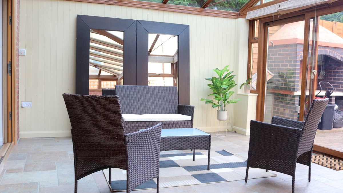 Sheldon House | Cosy 3 bedroom 2 Bathroom House with Parking