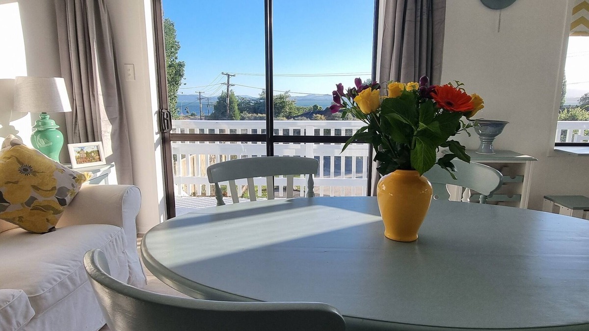 Hamurana Apartment | Cosy 3 bedroom apartment in lakeside community. Lake views and open plan living.