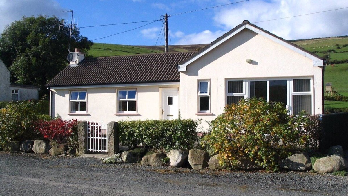 Knockaderry Cross Roads Cottage | Cosy 3 Bedroom CottagenSleeps 6nWheelchair accessiblenLarge GardennSwing & Slide