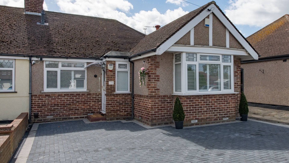 Hillingdon House | Cosy 3 Bedroom Family Home in Ruislip | Under 45 minutes to Central London