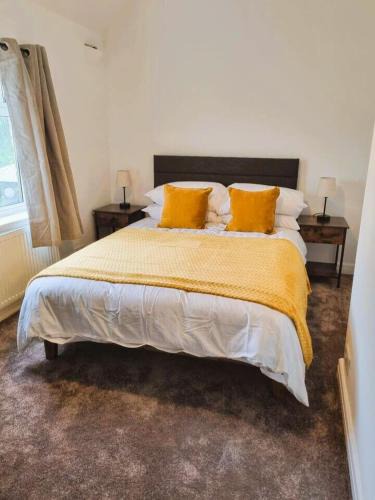 Broadheath House | Cosy 3 Bedroom House - Free Parking - Airport 6 Min Walk