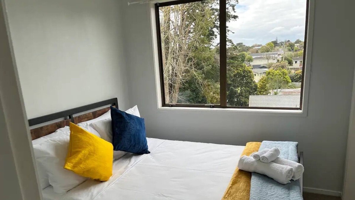 Massey House | Cosy 3 Bedroom House in Auckland